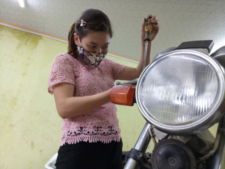 chị gái áo vàng chị gái áo vàng