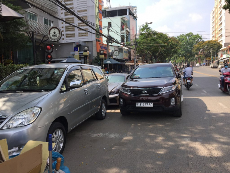 Con đường này của ai?