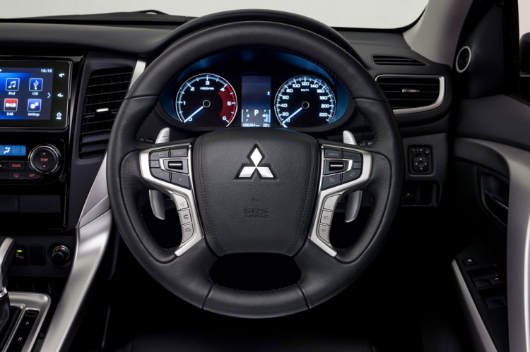 Độ vô lăng Pajero Sport có lẫy chuyển số vô lăng cho Grandis Độ vô lăng Pajero Sport có lẫy chuyển số vô lăng cho Grandis