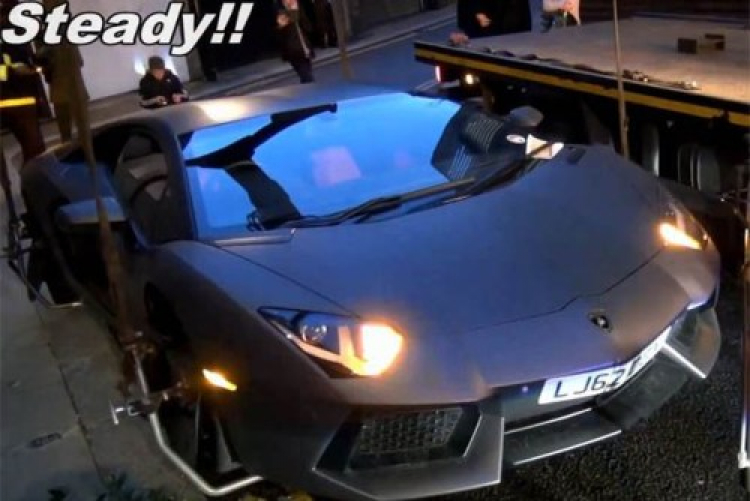 Lamborghini Aventador bị xử lý không thương tiếc vì đậu trái phép trên đường phố London