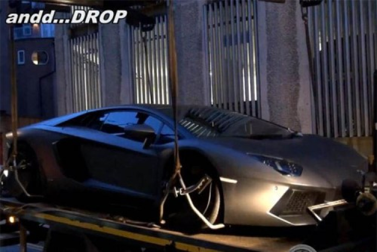 Lamborghini Aventador bị xử lý không thương tiếc vì đậu trái phép trên đường phố London