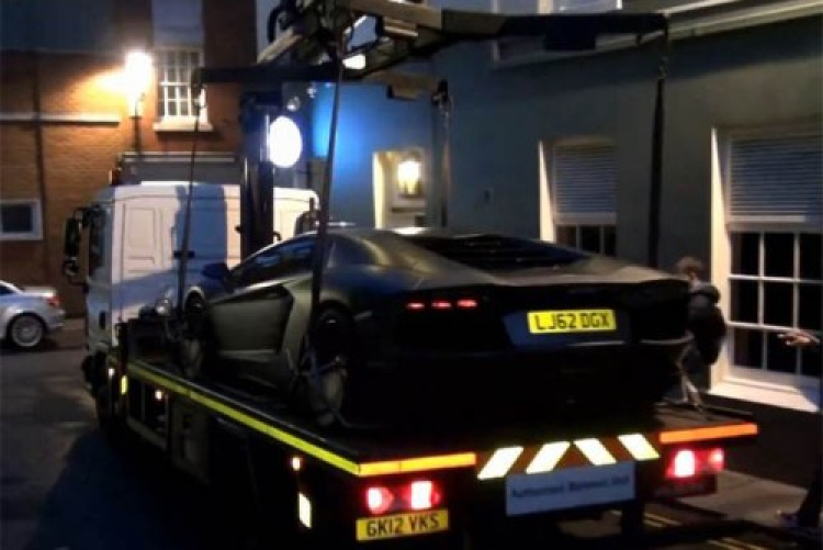 Lamborghini Aventador bị xử lý không thương tiếc vì đậu trái phép trên đường phố London