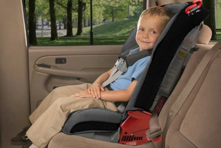 Trẻ em ngồi xe ô tô nên quay mặt về phía sau