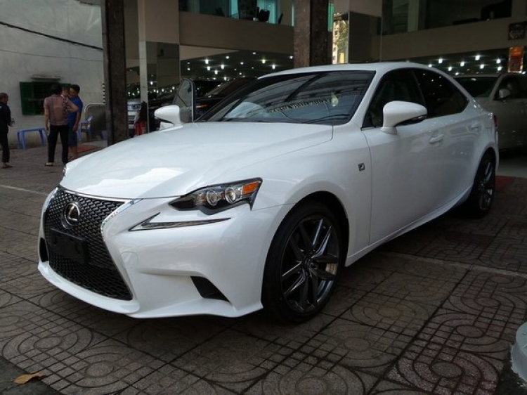 Lexus IS250 F-Sport đầu tiên về Việt Nam ăn Tết