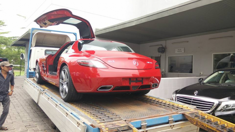 Mercedes SLS 63 AMG về tới showroom Mercedes Phú Mỹ Hưng rồi.