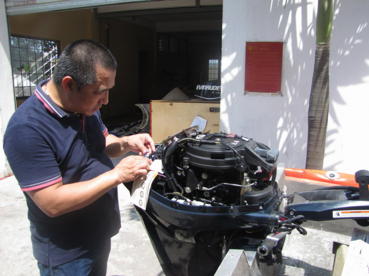 Du ngoạn trên biển bằng xuồng phao bơm hơi. Du ngoạn trên biển bằng xuồng phao bơm hơi.