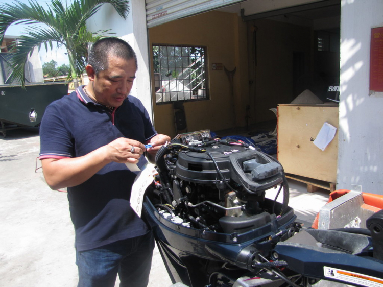Du ngoạn trên biển bằng xuồng phao bơm hơi. Du ngoạn trên biển bằng xuồng phao bơm hơi.