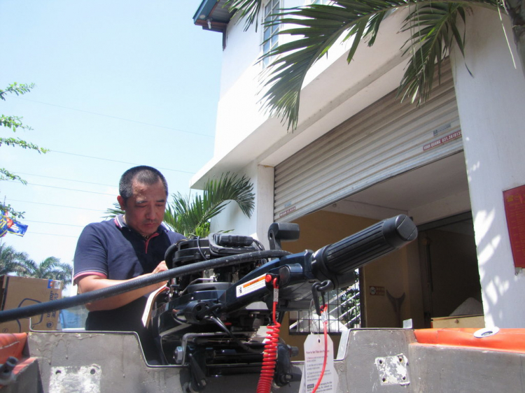 Du ngoạn trên biển bằng xuồng phao bơm hơi. Du ngoạn trên biển bằng xuồng phao bơm hơi.