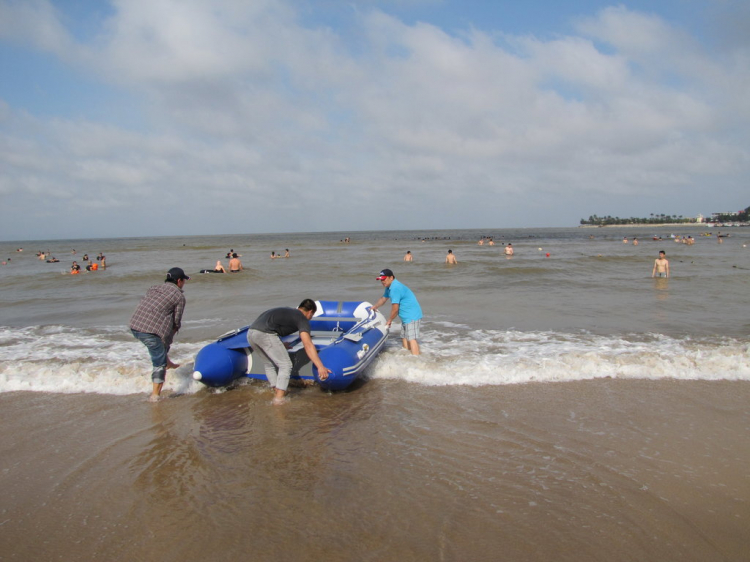 Du ngoạn trên biển bằng xuồng phao bơm hơi.