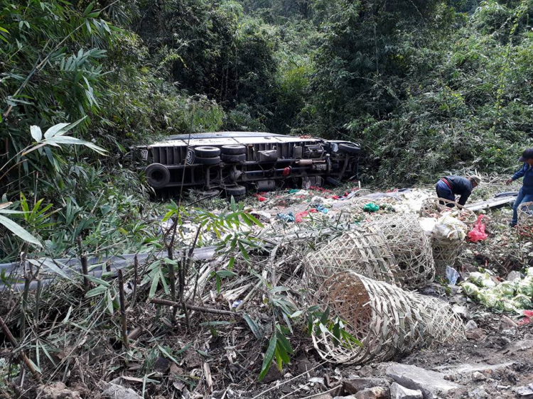 Bốn xe tải tông  trên đèo Bảo Lộc, 1 xe rơi xuống vực