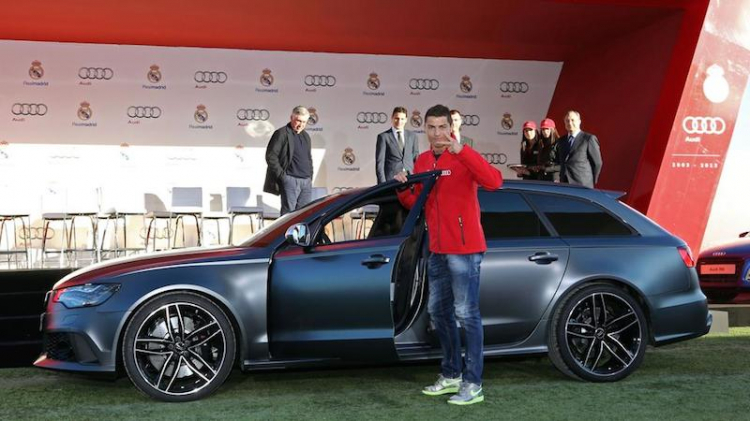Cristiano Ronaldo chịu chơi, mua ô tô tặng nhân viên y tế