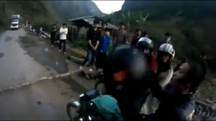 (Luật rừng) Dùng cây chặn đường để xin tiền.
