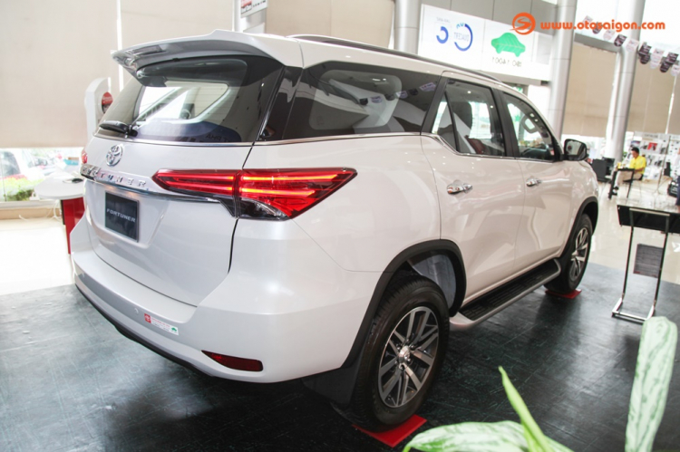 Ảnh chi tiết Toyota Fortuner V 4x4 AT giá 1,308 tỷ đồng tại Việt Nam