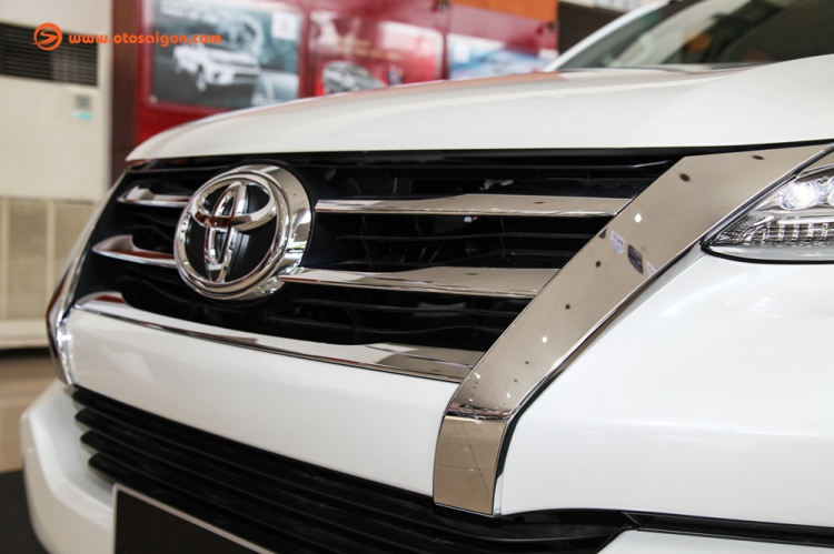 Ảnh chi tiết Toyota Fortuner V 4x4 AT giá 1,308 tỷ đồng tại Việt Nam