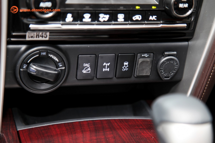 Ảnh chi tiết Toyota Fortuner V 4x4 AT giá 1,308 tỷ đồng tại Việt Nam Ảnh chi tiết Toyota Fortuner V 4x4 AT giá 1,308 tỷ đồng tại Việt Nam