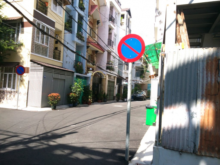 Hẻm 19 Hồ Văn Huê- Gắn biển báo giao thông vô lý