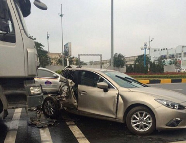 Mazda 3 bẹp dúm gần sân bay Nội Bài