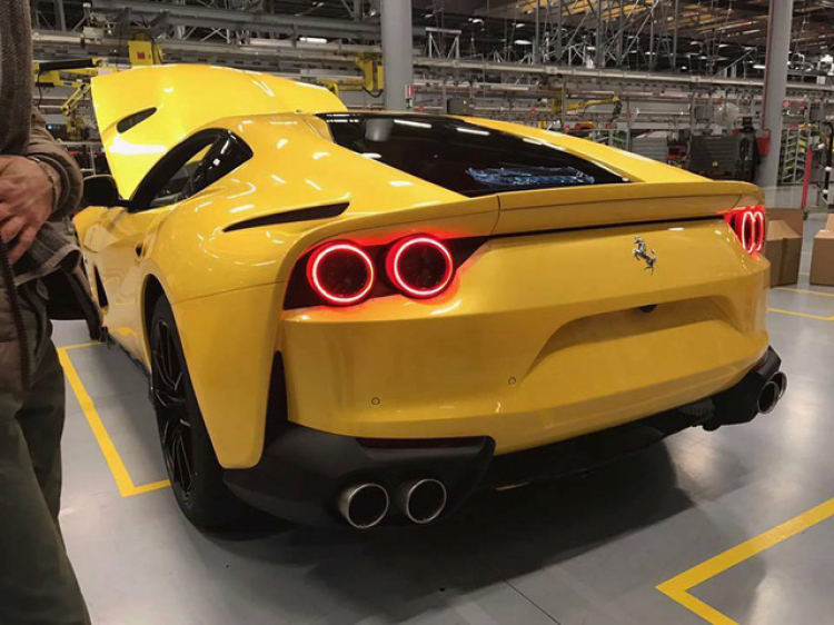 Ảnh thực tế siêu xe Ferrari 812 Superfast.