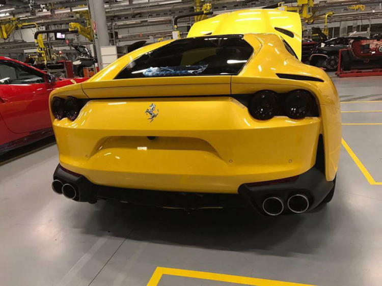 Ảnh thực tế siêu xe Ferrari 812 Superfast.