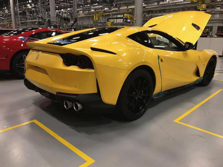 Ảnh thực tế siêu xe Ferrari 812 Superfast.