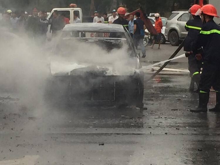 Cháy xe Nissan tại Hà Nội