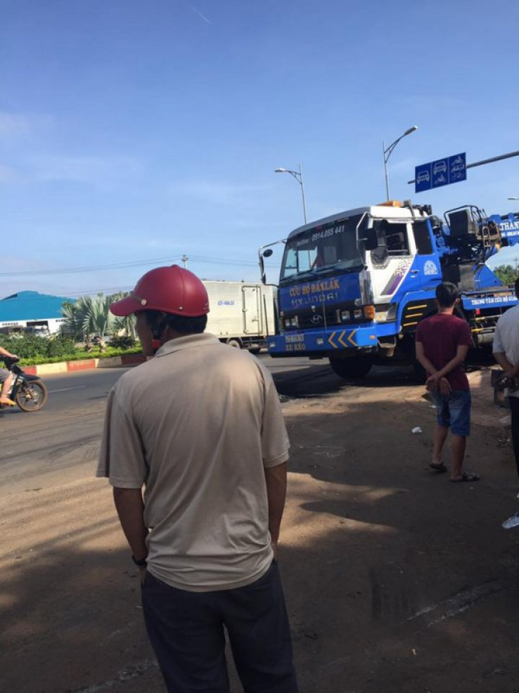 Tai nạn khiến container ''bay'' mất cabin tại Đắk Lắk.