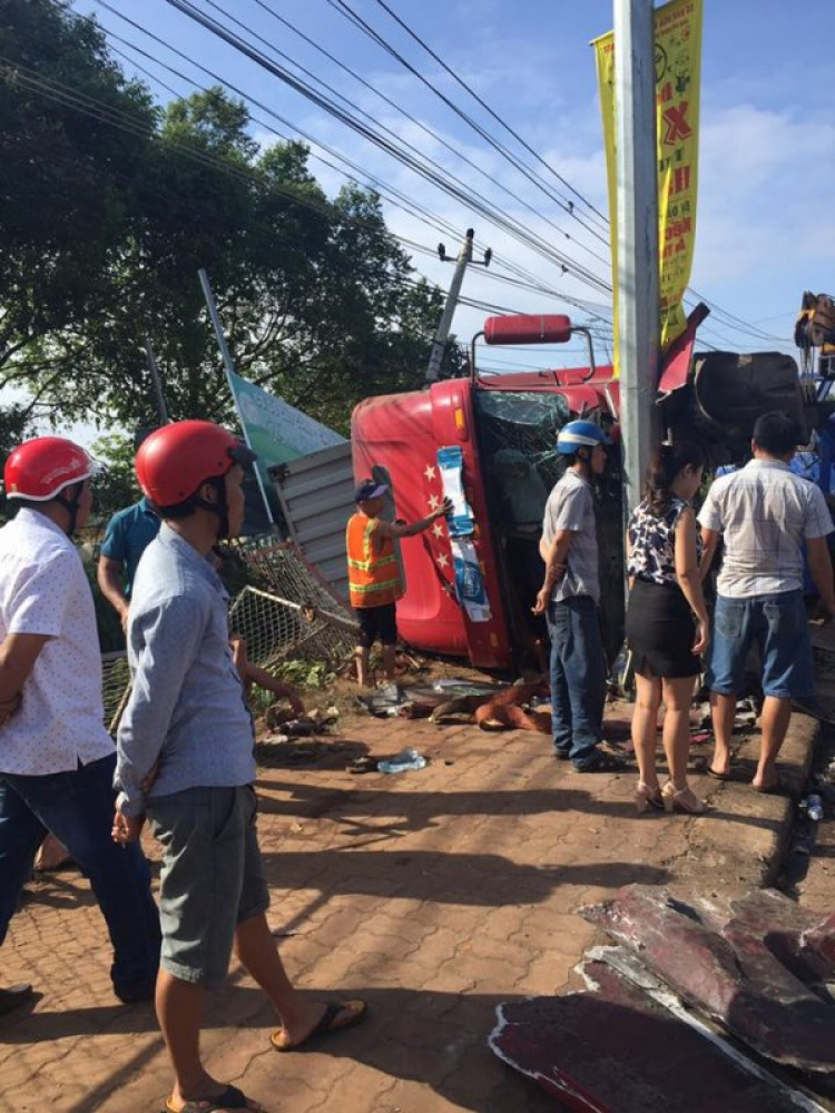 Tai nạn khiến container ''bay'' mất cabin tại Đắk Lắk.