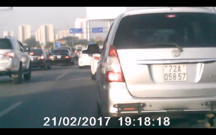 Innova va chạm rồi bỏ chạy
