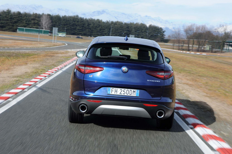 Alfa Romeo Stelvio - xe sang Ý thách đấu Merecdes GLC