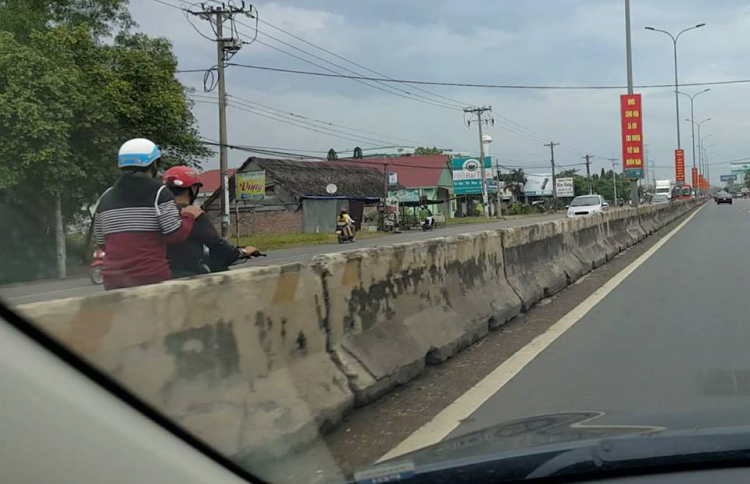 Phóng xe máy ngược chiều QL51 kiểu tự sát.