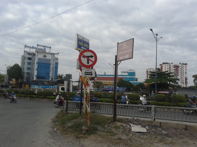 Đâu mất 1 lane đường ngã 3 Trường Chinh - Phan Văn Hớn ?