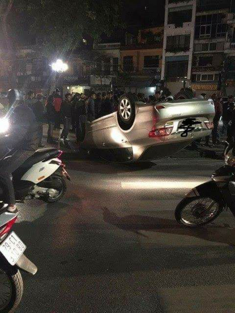 Toyota Altis lật ''chỏng vó'' tại Hà Nội