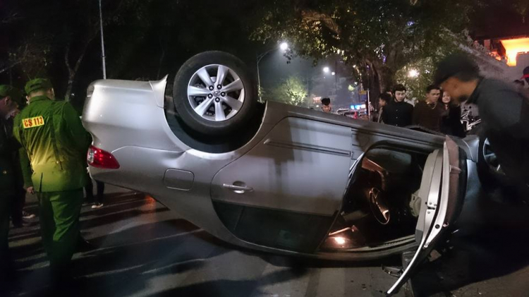 Toyota Altis lật ''chỏng vó'' tại Hà Nội