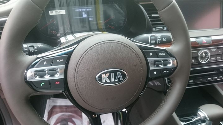 Kia K7 2017 xuất hiện tại Việt Nam, giá khoảng 1,7 tỷ đồng