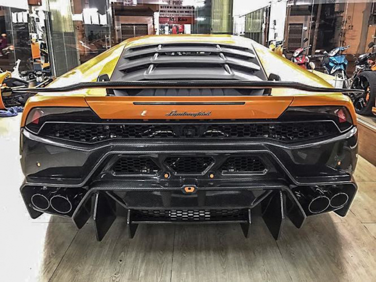 Dân chơi Sài Gòn độ Lamborghini Huracan bằng phụ kiện Novara Edizione