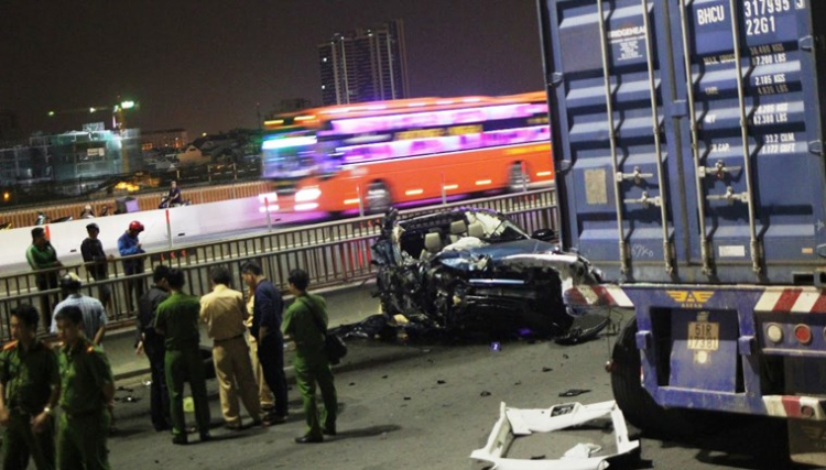 Tông đít cont thì Range Rover cũng nát