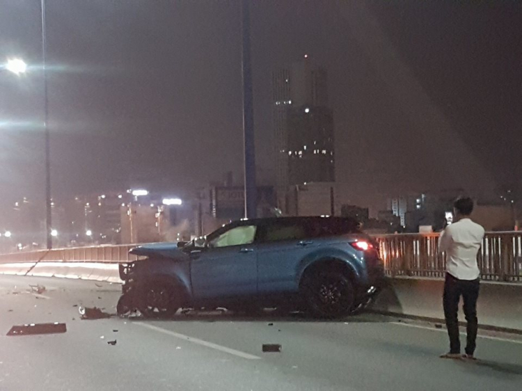 LR.Evoque tai nạn kinh hoàng tại cầu Sài Gòn.