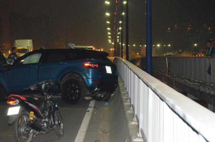 LR.Evoque tai nạn kinh hoàng tại cầu Sài Gòn.