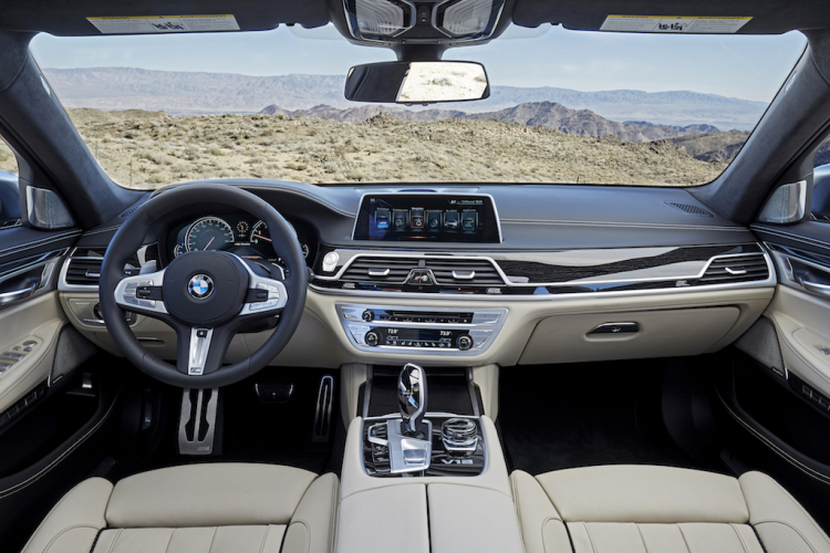 BMW M760Li xDrive có khả năng tăng tốc như siêu xe