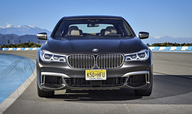 BMW M760Li xDrive có khả năng tăng tốc như siêu xe