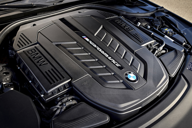 BMW M760Li xDrive có khả năng tăng tốc như siêu xe