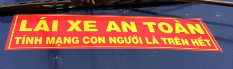 Phù hiệu xe để trên kính