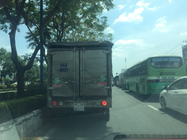 Lý do gì anh này chạy sát lề như vậy?