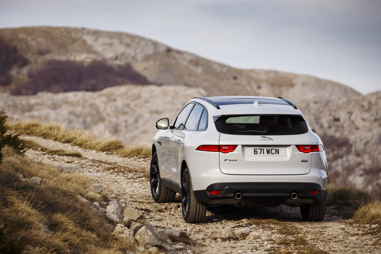 Jaguar F-Pace trên đường về Việt Nam