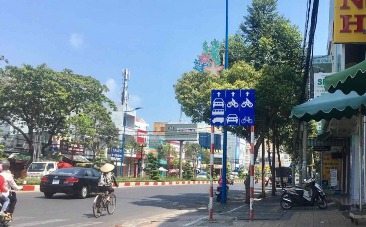 Lý do gì anh này chạy sát lề như vậy?