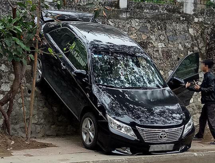 Camry gác đít lên tường
