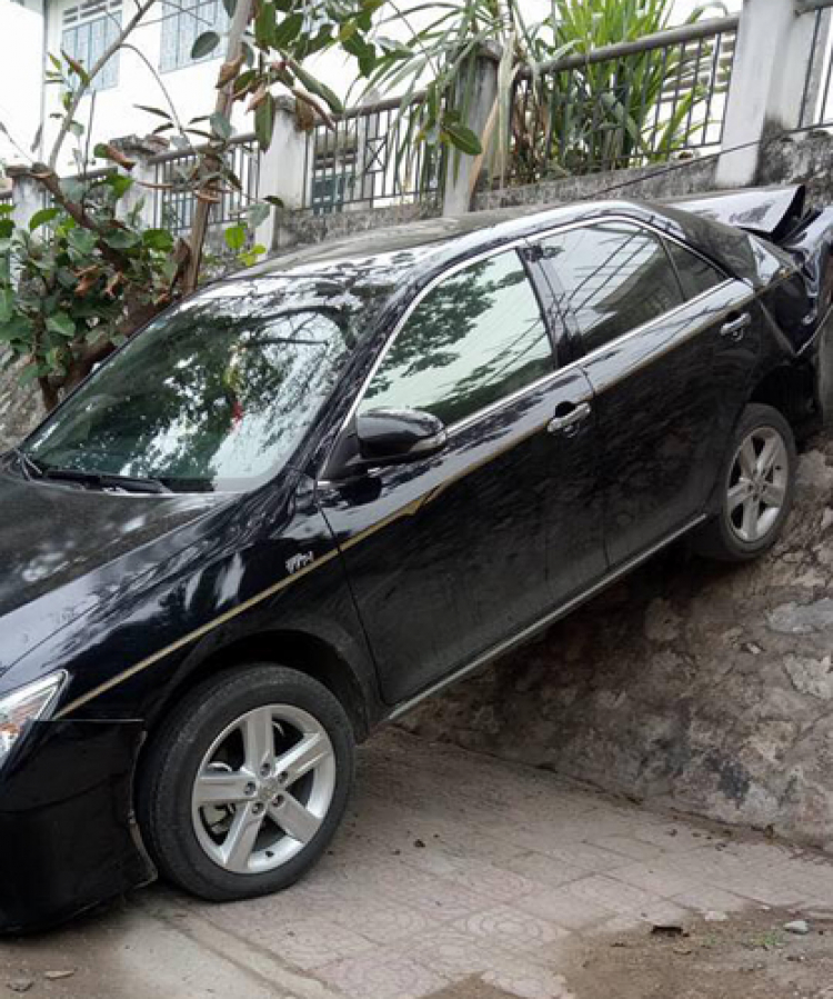 Camry gác đít lên tường
