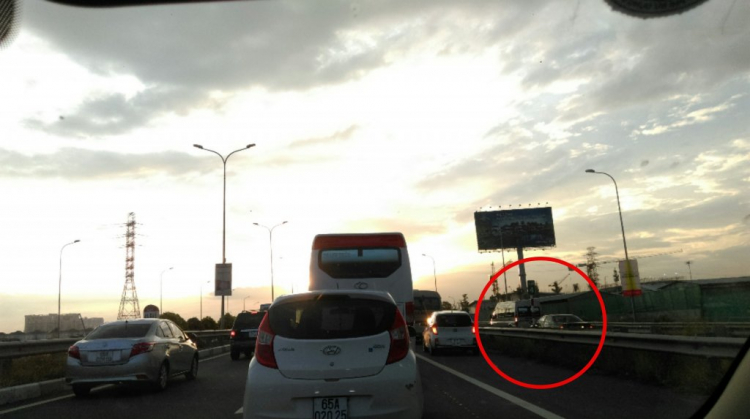 Phát huy sáng kiến khi kẹt xe trên cao tốc