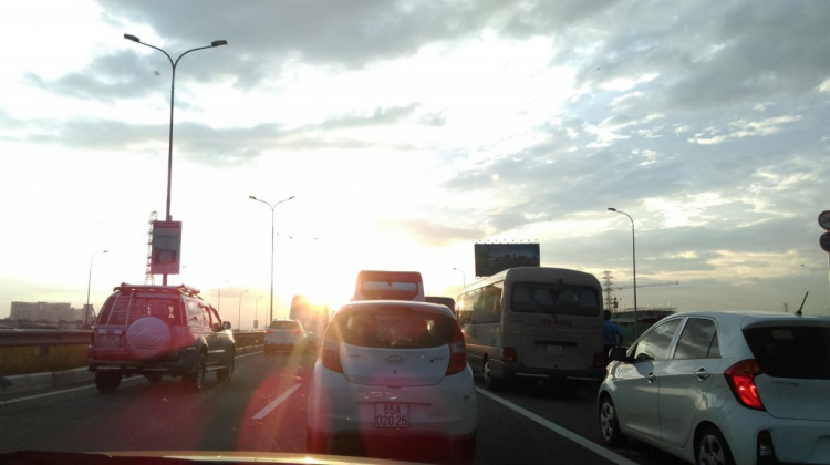 Phát huy sáng kiến khi kẹt xe trên cao tốc