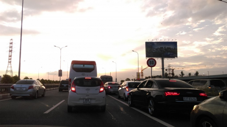 Phát huy sáng kiến khi kẹt xe trên cao tốc